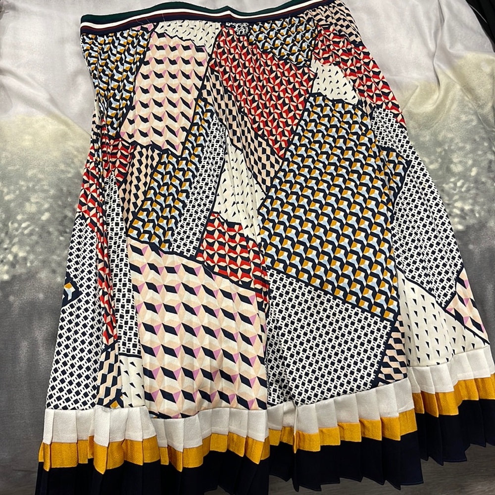 Skirt brand is skies are blue, size large and colorful